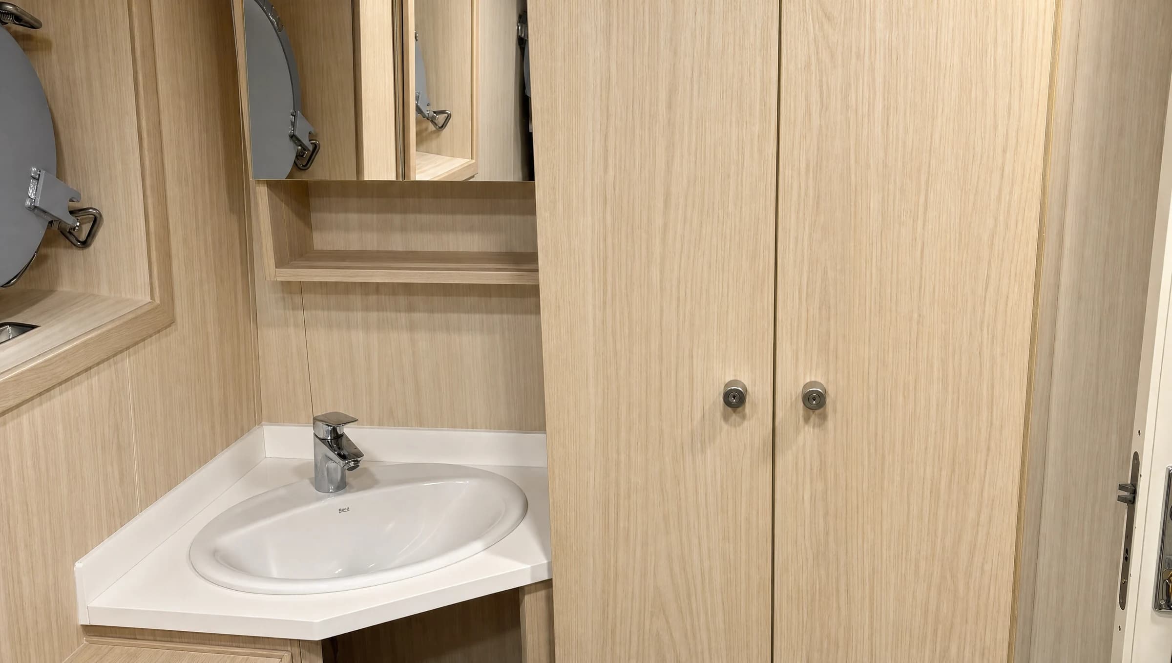 Cabin bathroom & wardrobe